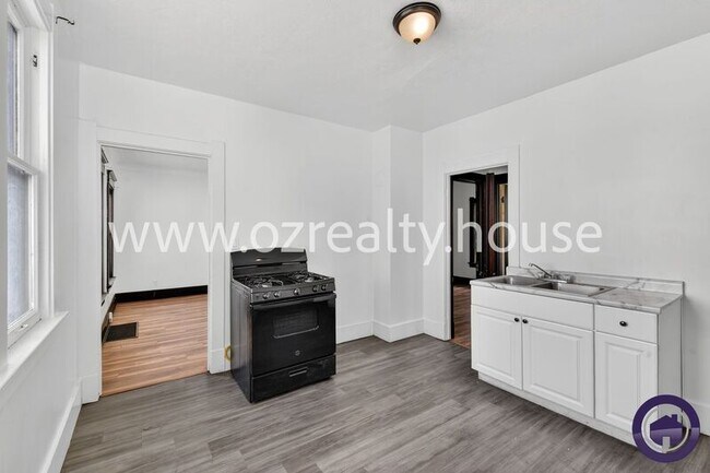 Building Photo - 834 Oak St