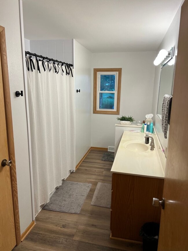 Building Photo - Rent; 3 bed acreage property