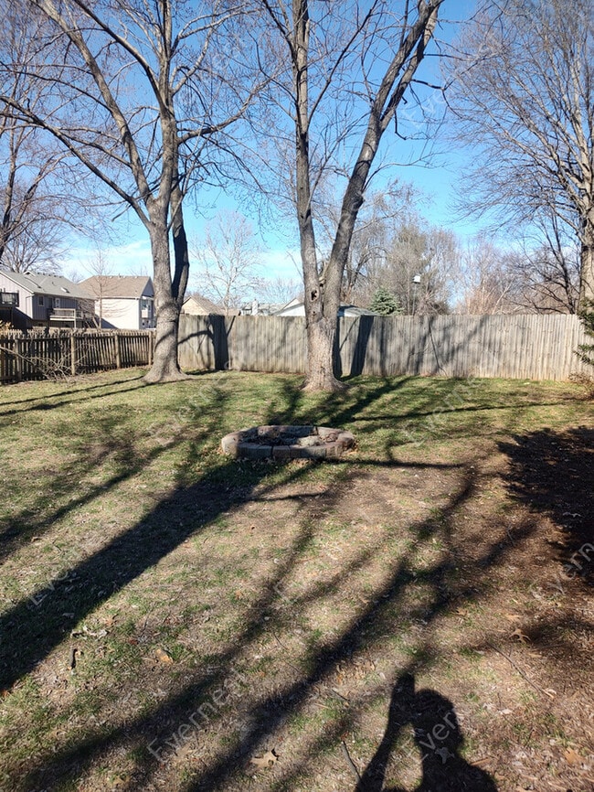 Building Photo - 3 Bed & 2.5 Bath House in Olathe / Pet-Fri...