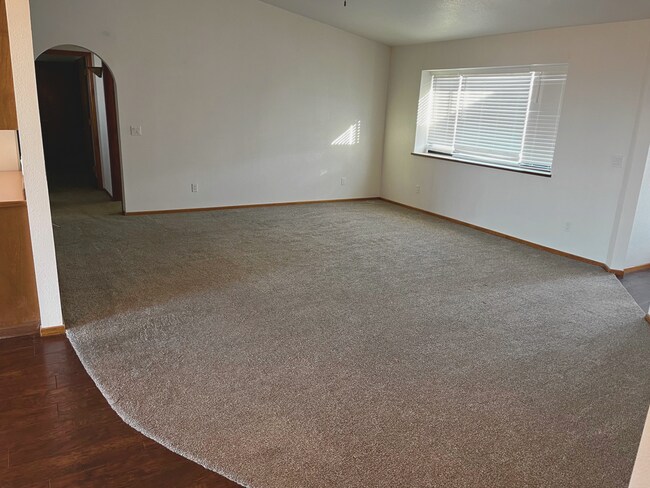 Building Photo - Unfurnished Long Term House! Price Adjustm...