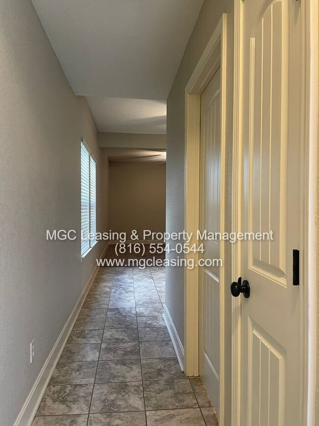 Building Photo - Eagle Creek Townhome - Unlock One Month Free with a May Move-In & 13-Month Lease