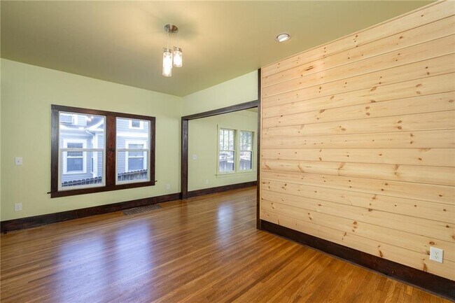 Building Photo - 312 S Willow Ave