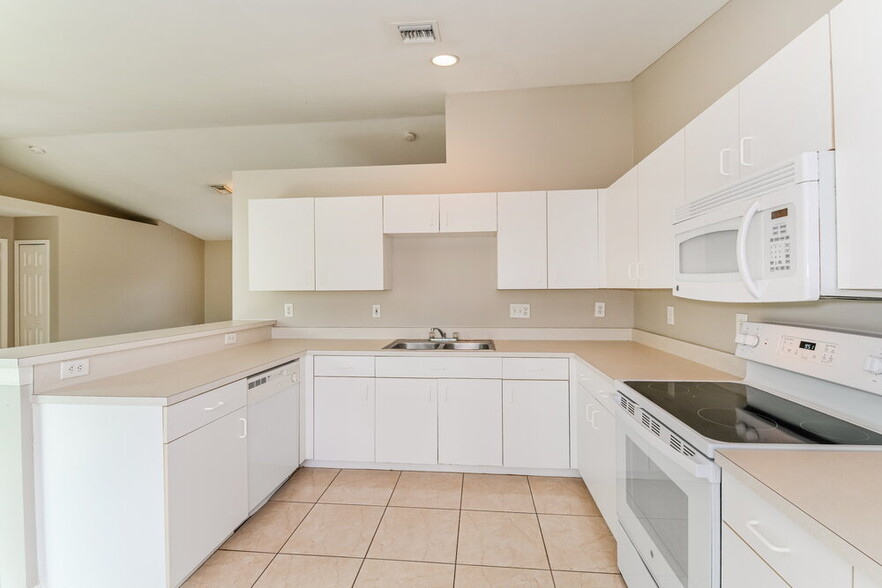 Building Photo - 4680 4th Ave SE