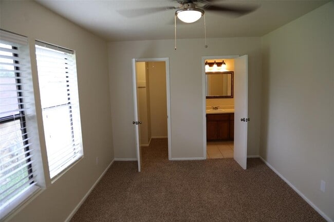 Building Photo - 4 Deerfield Dr