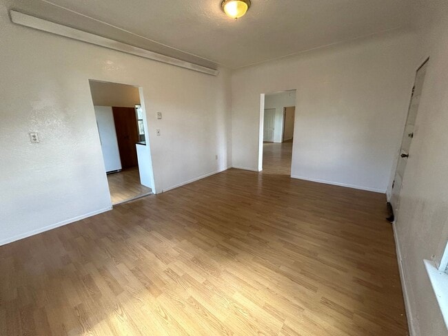 Building Photo - 2 Bed 1 Bath Large House with Fenced Yard and Washer Dryer Hookups