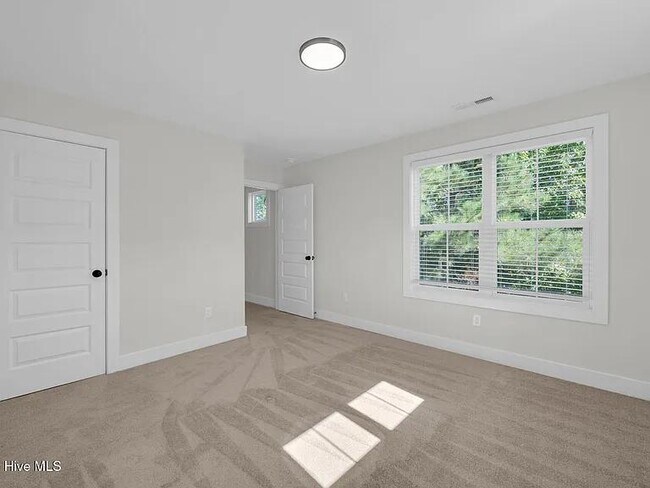 Building Photo - 1212 Kerr Lake Dr