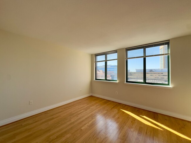 Building Photo - Spacious 2Beds/2baths Condo in the Heart o...