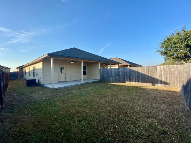 Building Photo - Luxury Duplex 3/2 in New Braunfels