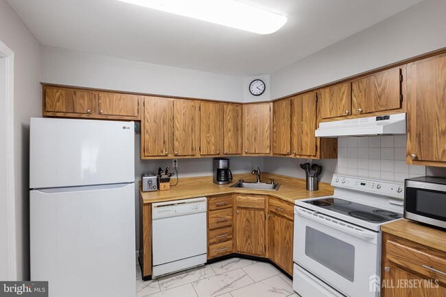 Building Photo - 23A W Bluebell Ln
