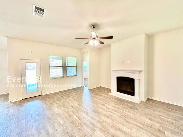 Building Photo - 2462 San Marcos Dr