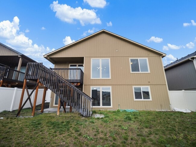 Building Photo - Spacious 5-Bedroom Home with Private Yard & Parking in Spokane