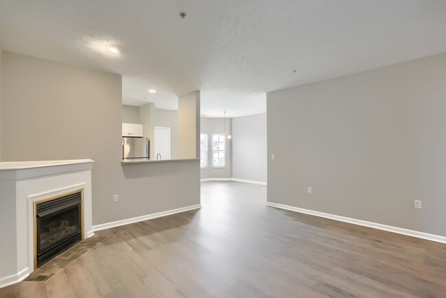 Building Photo - Completely Updated FIRST FLOOR Condo For L...