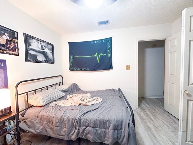 Building Photo - No HOA 3 bedroom home with whole house generator!