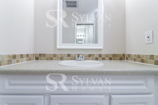 Building Photo - Enjoy one-level living at its best