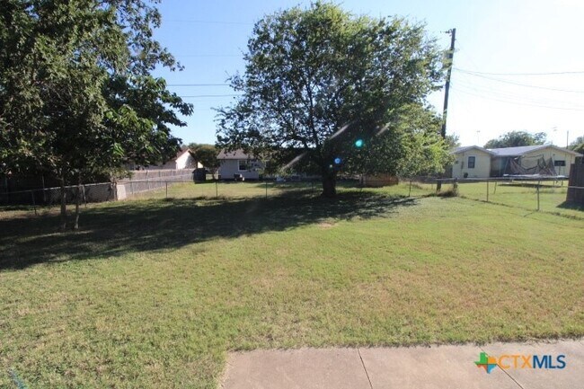 Building Photo - 2706 Live Oak Dr