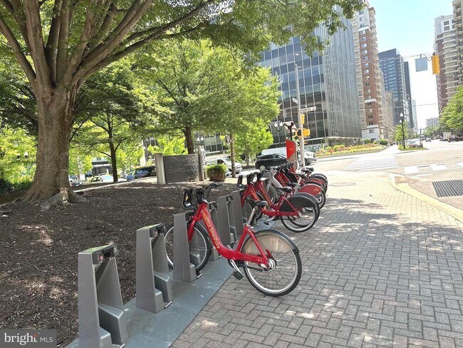 Building Photo - 1001 N Randolph St