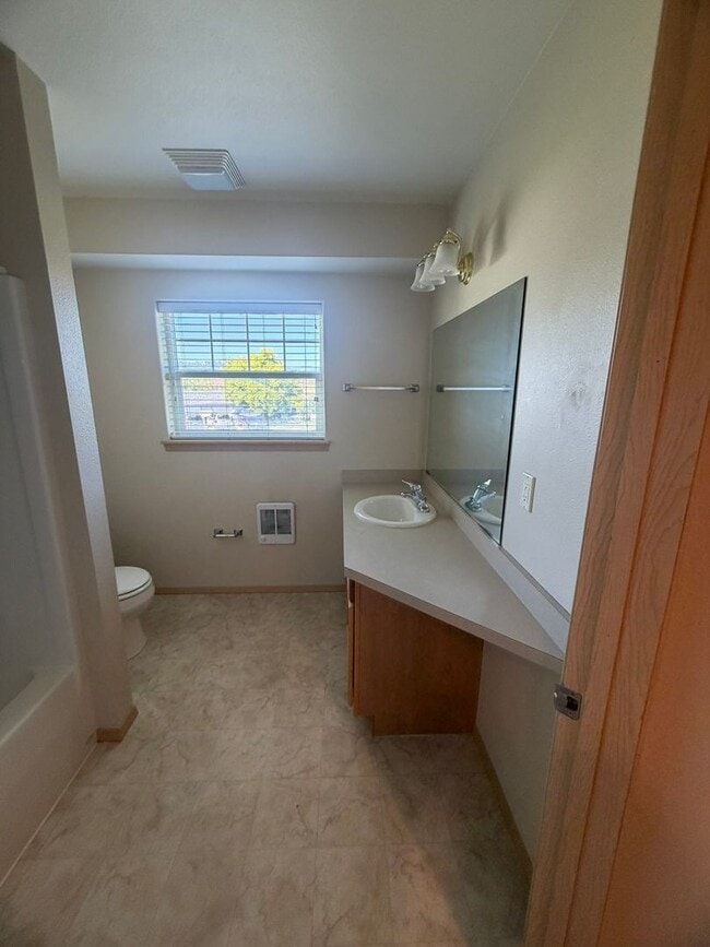 Building Photo - Charming 2-Story Townhome with Vaulted Ceilings