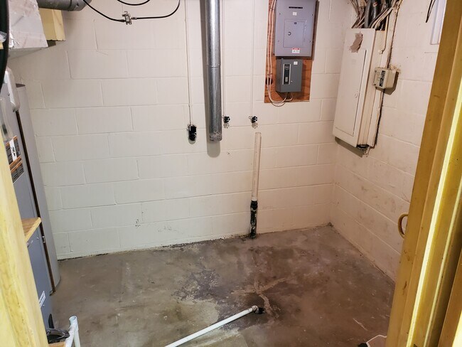 Building Photo - 2790 Mt Holyoke Rd