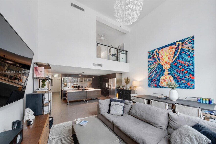 Primary Photo - 6000 Collins Ave
