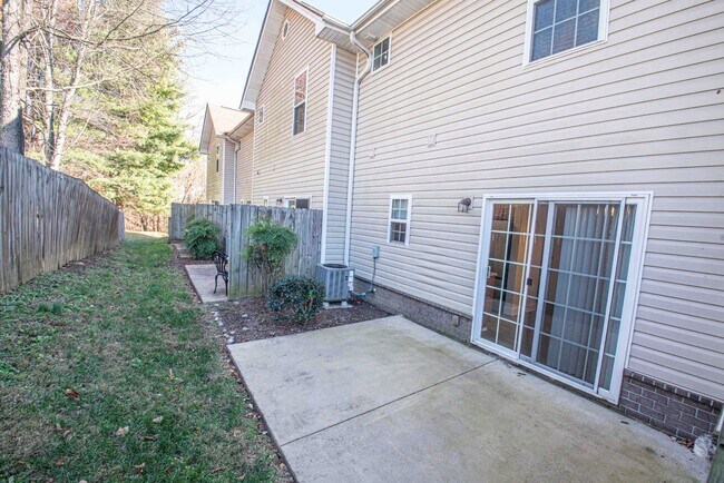 Building Photo - 614 N Center St