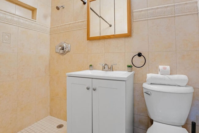 Building Photo - 20140 NE 25th Ct