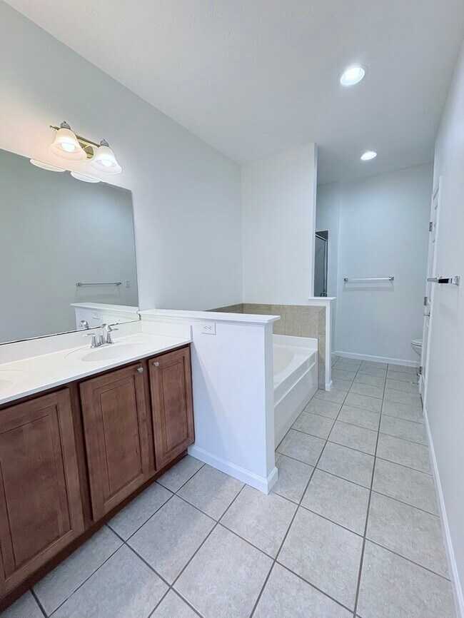 Building Photo - Charming 3 beds 2.5 baths in The Reserves of Beavercreek!