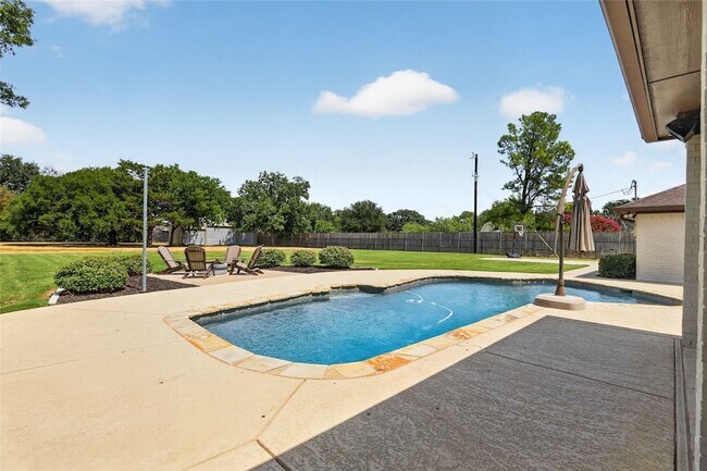 Building Photo - 1400 Emerald Cir