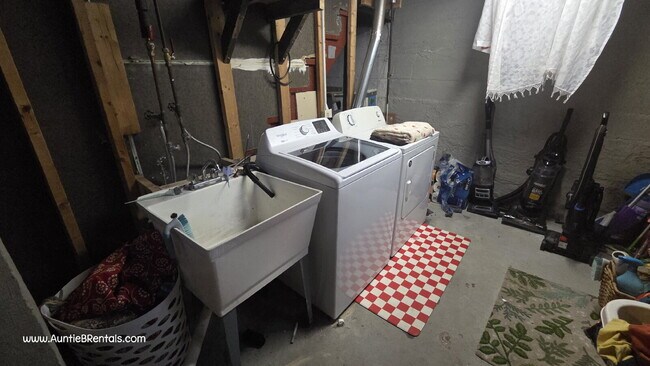 Building Photo - Beautiful single family home with near U of MN - 4 bed 2 bath