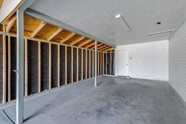 Building Photo - Spacious & Stylish 4/2 – Just  2 Miles fro...