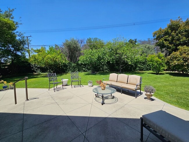Building Photo - Exceptional Single-Story Home in Prime Upl...