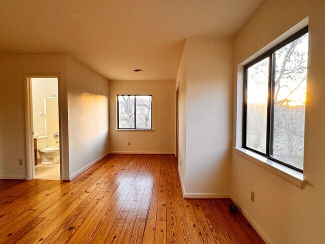 Building Photo - 2442 Red Hill Rd