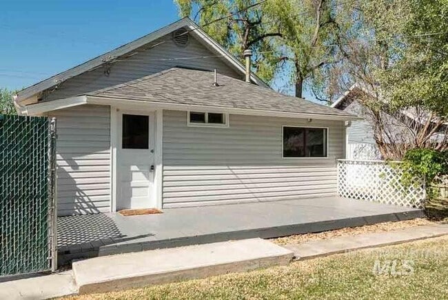 Building Photo - Charming 2 Bed, 1 Bath Single-Family Home with Large Backyard & RV Hookups!