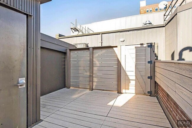 Building Photo - 437 W 54th St