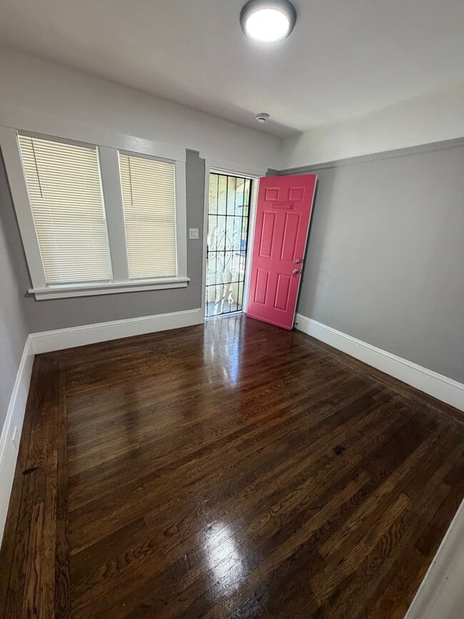 Building Photo - 856-860 32nd St