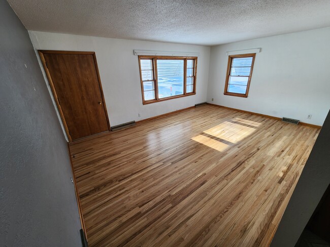 Building Photo - 306 W 4th Ave S