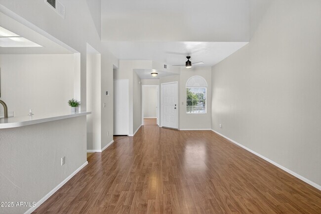 Building Photo - 930 N Mesa Dr