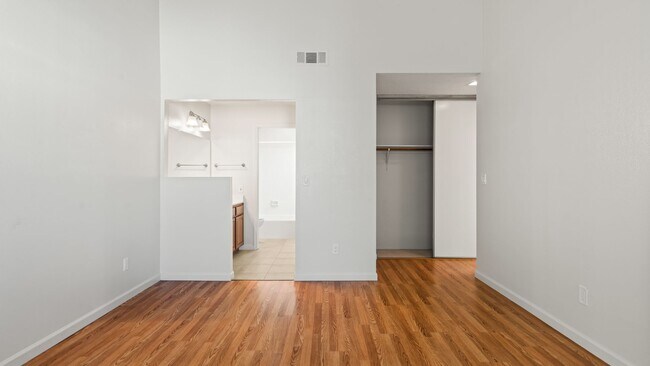 Building Photo - Woodcreek Cutie! 2bedroom 2bathroom