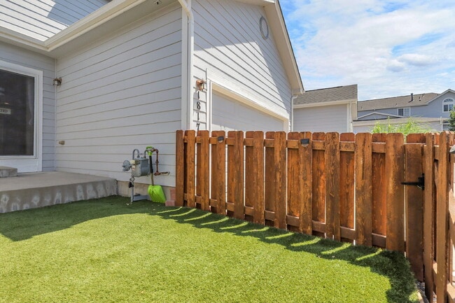 Building Photo - $2,540.95- 3 Bed, 3 Bath Townhome in Aurora with Central AC, In Unit Laundry and Patio Space!
