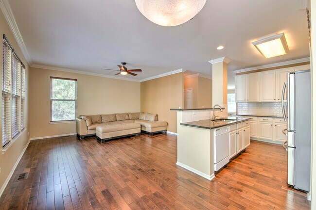 Building Photo - 5565 Cambridge Way