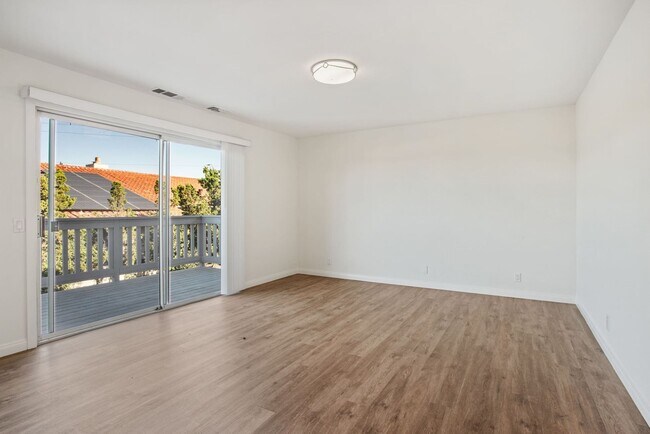 Building Photo - 11000 Meadow Glen Way E