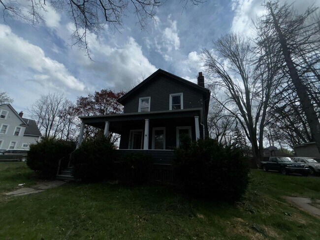 Building Photo - 320 10th St