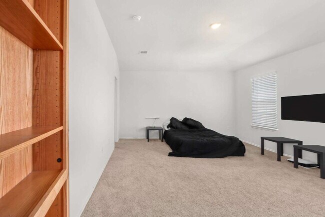 Building Photo - "Spacious 5-Bedroom San Antonio Gem with G...