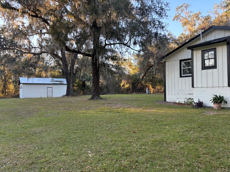 Beautiful country setting with large workshop - 13990 NE 70th Ter