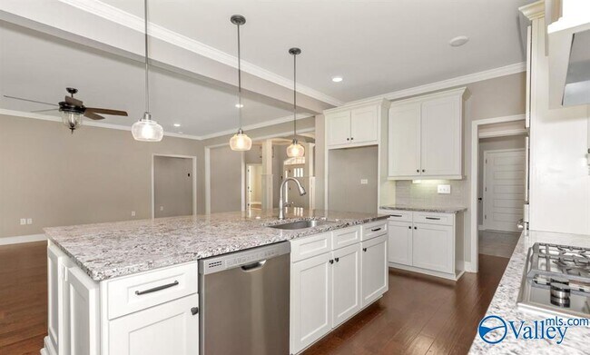 Building Photo - 138 Legacy Cove Dr SW