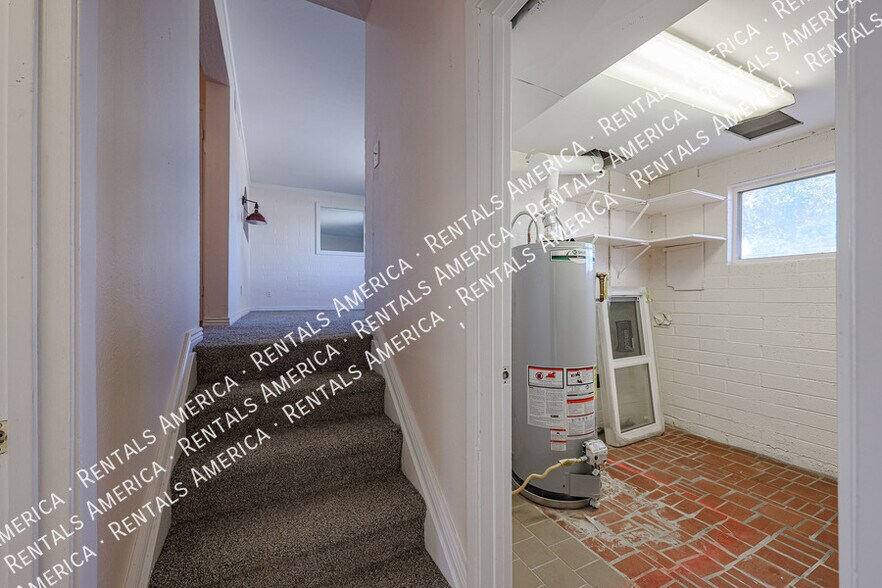 Building Photo - 727 E Taylor St