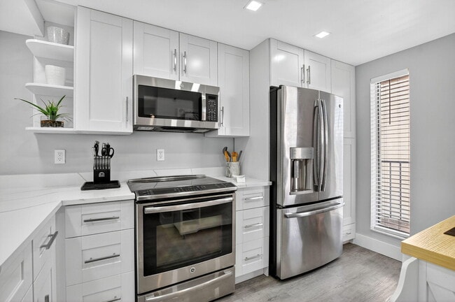 Building Photo - 20 Royal Palm Way