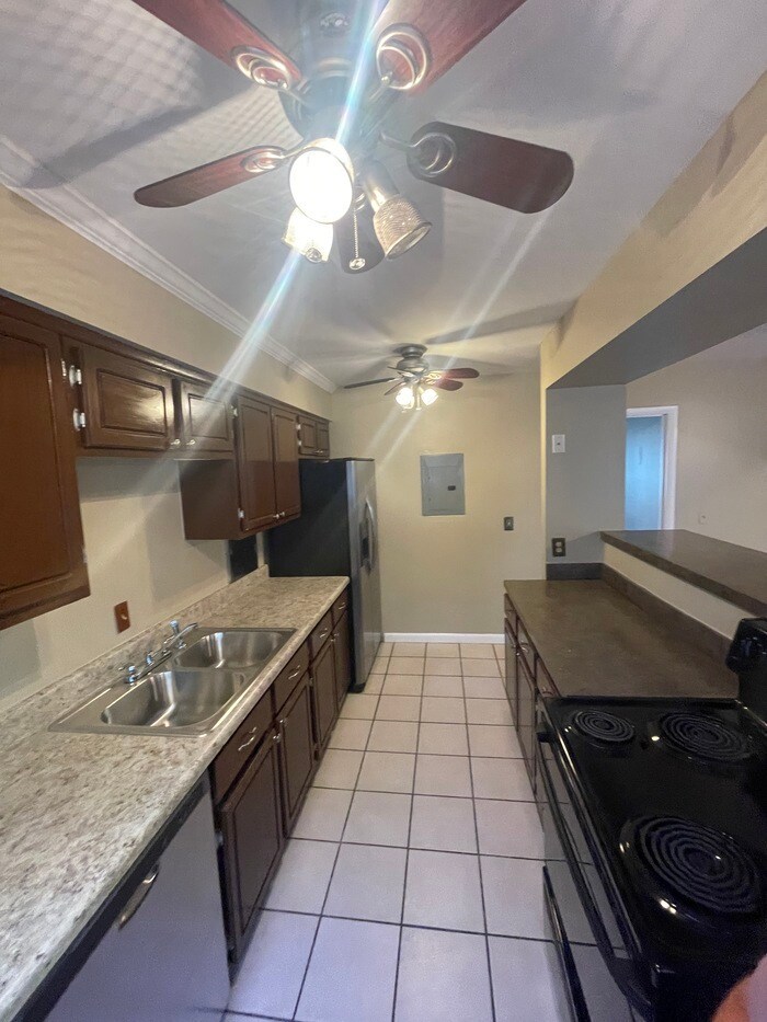 Building Photo - 6947 Highland Park Dr