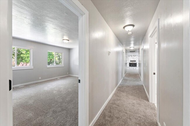 Building Photo - Spacious Middleton Home, Utilities & Lawn Care Included
