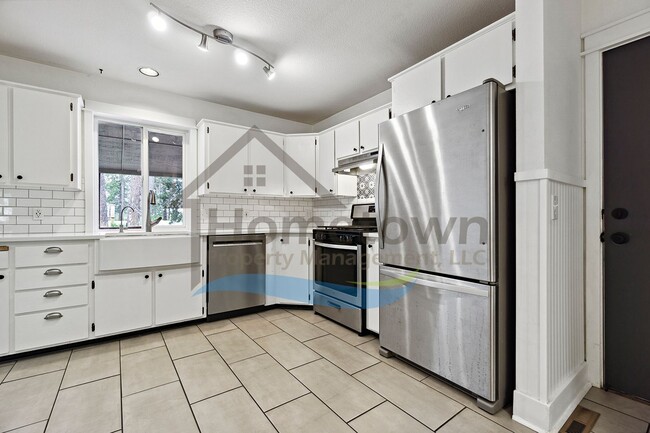 Building Photo - 4 Bedroom 4 Bathroom Home with Attached 2-...