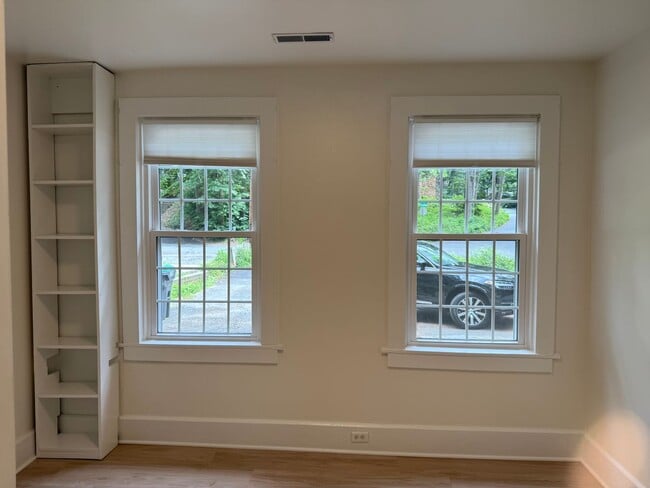 Building Photo - Charming cottage walkable to Grounds.